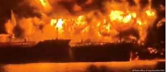 Navios em chamas na costa do Iraque após ataque