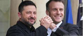 Em Paris, Zelenski e Macron condenaram decisão dos EUA de flexibilizar sanções contra a Rússia