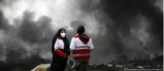 De um dia para o outro, os iranianos, como estas duas mulheres em Teerã, passaram a viver numa zona de guerra