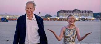 Stellan Skarsgård, à esquerda, e Elle Fanning em uma cena do filme “Valor Sentimental"