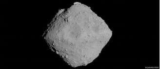 O asteroide Ryugu tem cerca de 1 km de diâmetro, aparência angular e pertence aos asteroides do tipo C, ricos em carbono