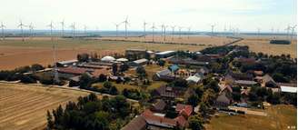 Os moradores de Feldheim têm acesso a energia a preços acessíveis e estão, em grande parte, protegidos contra os choques nos preços globais do petróleo e do gás