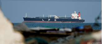 Um navio-tanque de gás GLP ancorado devido à redução do tráfego no Estreito de Ormuz