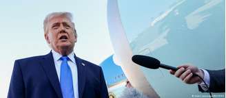 Donald Trump falando com jornalistas nesta segunda-feira