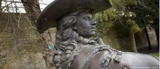 D'Artagnan serviu aos reis Luís 13 e Luís 14 e era considerado homem de confiança da coroa francesa; ele foi morto em 1673, no cerco a Maastricht