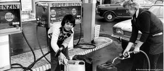 Nos anos 1970, embargo dos países árabes ao Ocidente gerou aumento   acentuado no preço dos combustíveis 