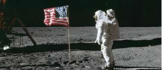 Buzz Aldrin diz que viu a bandeira americana cair devido à onda de choque gerada pela partida do módulo lunar