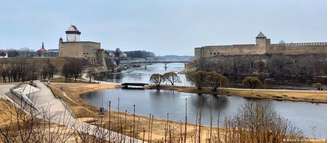 Uma fortaleza, dois países: o rio Narva liga a cidade homônima da UE à vizinha Ivangorod, na Rússia