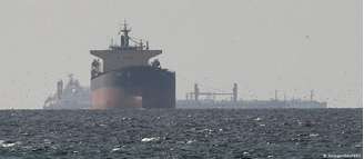 Diversos navios estão parados no Golfo Pérsico desde o fechamento do Estreito de Ormuz