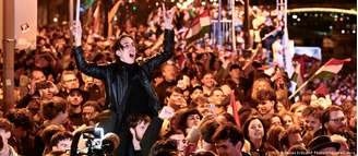 Centenas de apoiadores de Magyar tomaram as ruas de Budapeste após a divulgação do resultado