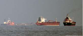 Petroleiros perto do Estreito de Ormuz: via marítima é  trunfo iraniano em guerra contra EUA e Israel