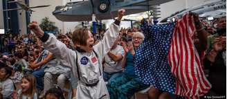 Americanos celebram retorno da Artemis 2, que concluiu com sucesso primeira viagem à órbita da lua em mais de meio século