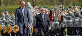 Merz e Lula passando em revista a tropas alemãs em Hannover