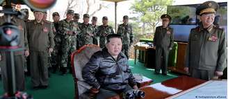 Líder supremo da Coreia do Norte, Kim Jong-un, supervisiona testes de armas regulares, em sinal de poder contra inimigos