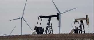 Turbinas eólicas e poços de petróleo no Texas. China e EUA apostam em caminhos diferentes