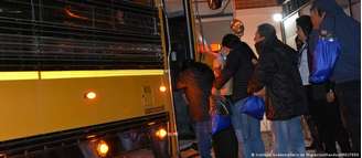 Grupo de migrantes durante um processo de deportação dos Estados Unidos (imagem de arquivo)