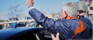 A equipe de Pahlavi afirmou que o líquido se tratava de molho de tomate.