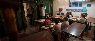 Em muitas escolas ucranianas, as aulas ocorrem em subterrâneos, devido à guerra