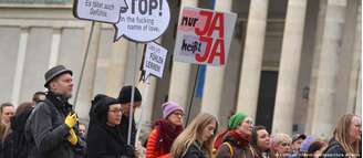 Manifestante levanta placa que diz "Só sim é sim" na Alemanha, onde se adota definição "Não é não"