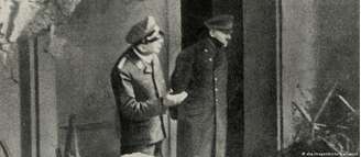 A última fotografia conhecida de Adolf Hitler, registrada em 28 de abril. em meio às ruínas da chancelaria do Reich, dois dias antes do suicídio do ditador