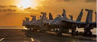 Aeronaves no convés do USS Abraham Lincoln, maior porta-aviões do mundo