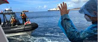 Lancha da Guarda Civil espanhola retira passageiros do navio MV Hondius, que não recebeu permissão para atracar nas Ilhas Canárias