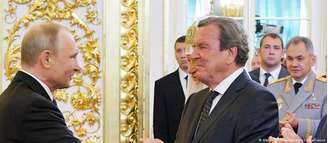 Após deixar o cargo de chanceler federal, Schröder passou a ser criticado por sua proximidade com Vladimir Putin e seu profundo envolvimento com empresas de energia estatais russas