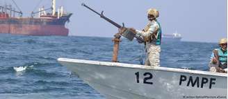 Polícia somali patrulha costa do país, que registrou casos recentes de sequestro de navios