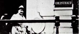 Hermann Göring saindo de prédio de Goudstikker após ver a coleção do colecionador de arte