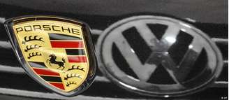 A Porsche SE controla o Grupo Volkswagen, e o Grupo Volkswagen é  dono da montadora Porsche AG