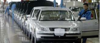 Fábrica da alemã VW na China. Disputas geopolíticas têm colocado empresas em situação delicada