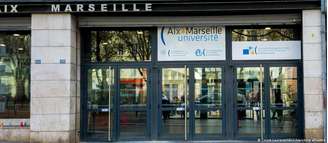 Entrada da Universidade de Aix-Marselha, na França