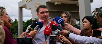 Com revelação de mensagens, Flávio Bolsonaro passou a dizer que conhece Vorcaro desde dezembro de 2024, mas que não falava de relação por "cláusula de confidencialidade"