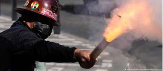 Manifestantes têm usado fogos de artifício e até mesmo explosivos em protestos contra o governo da Bolívia