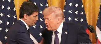 Warsh e Trump na cerimônia de posse na Casa Branca