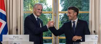 Primeiro-ministro norueguês, Jonas Gahr Støre, e presidente francês, Emmanuel Macron, durante o anúncio em Paris