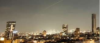 Rastro deixado por míssil iraniano no céu de Israel