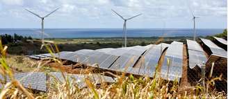 Painéis solares e turbinas eólicas na ilha de Oahu contribuem para a transição energética no Havaí