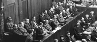 Membros de grupos de extermínio nazistas em julgamento em Nurembergue, em 1948