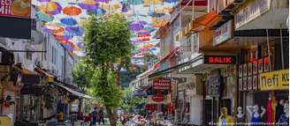 Cidades como Antália, na Turquia, estão adotando abordagens criativas para lidar com o aumento das temperaturas