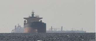 Navios nas proximidades do Estreito de Ormuz durante a guerra entre Estados Unidos e Irã