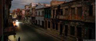 Ruas de Havana ficam regularmente sem iluminação em meio à escassez de energia e de recursos em Cuba