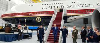 Trump na scada do novo avião dentro de um hangar na Base de Andrews