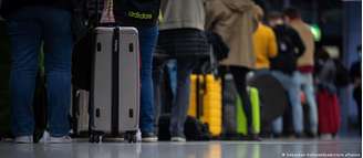 Aeroportos atribuem longas filas a novo sistema de controle de passaportes na UE
