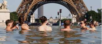 Onda de calor na França leva pessoas a se refrescarem na água até mesmo onde banho é proibido