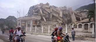 Prédios destruídos pelo terremoto na cidade costeira de La Guaira