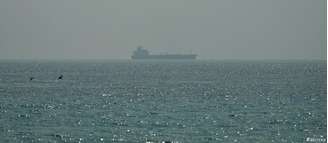EUA vêm promovendo uma rota de navegação ao sul do Estreito de Ormuz, ao longo da costa de Omã; já o Irã quer que os navios utilizem uma rota ao norte, através de suas águas e sob seu controle