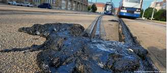 Calor extremo, somado ao atrito dos trilhos, levou ao derretimento do asfalto em Leipzig, no leste da Alemanha; serviço de bondes precisou ser interrompido