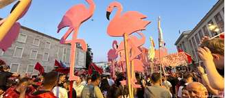 Protesto em Tirana, com manifestantes adotando o flamingo como símbolo dos protestos