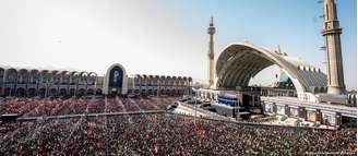 Segundo dia do funeral de Ali Khamenei lotou centro religioso em Teerã, com estimadas centenas de milhares de pessoas